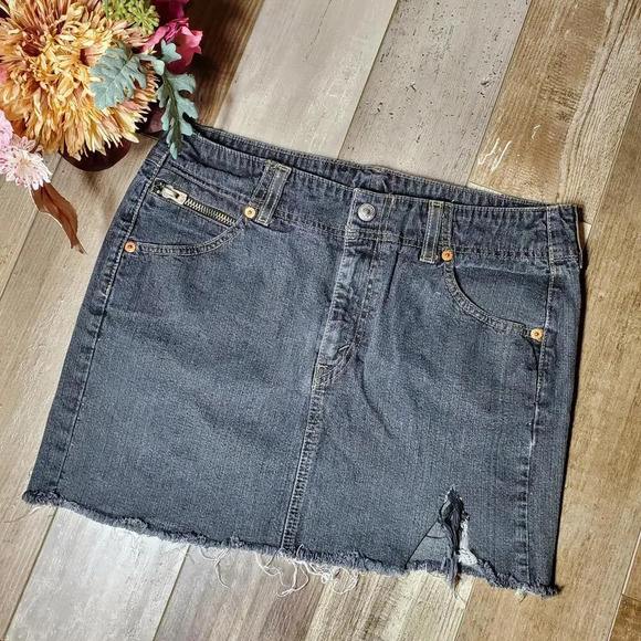 Vintage Levi's Side Slit Jean Skirt Misses Size 8 Black Distressed Raw Hem - Picture 12 of 14